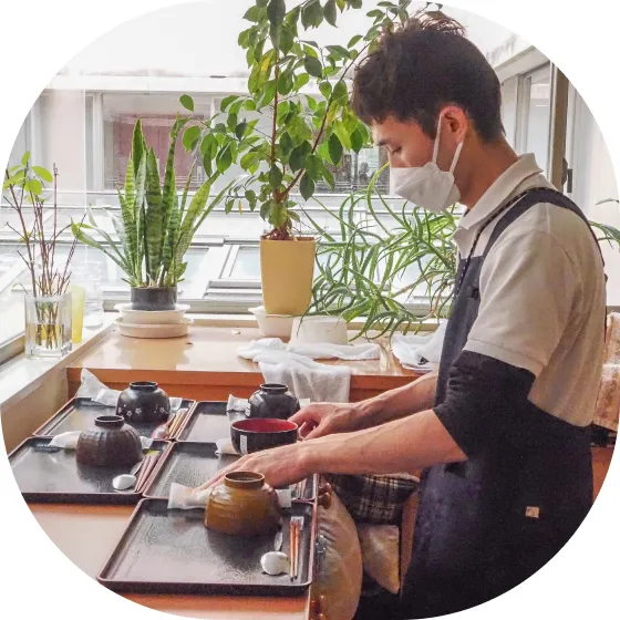 分量にも気を配りながら配膳準備